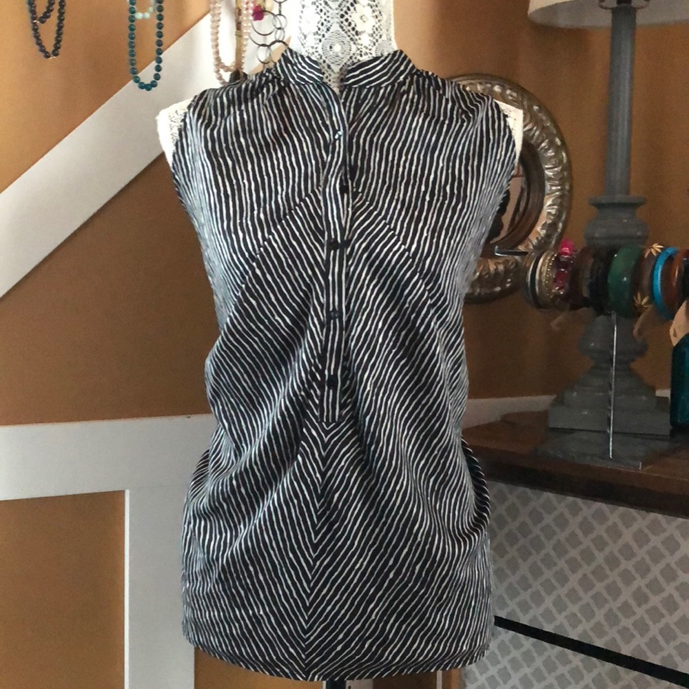 Jaloux sleeveless button up blouse